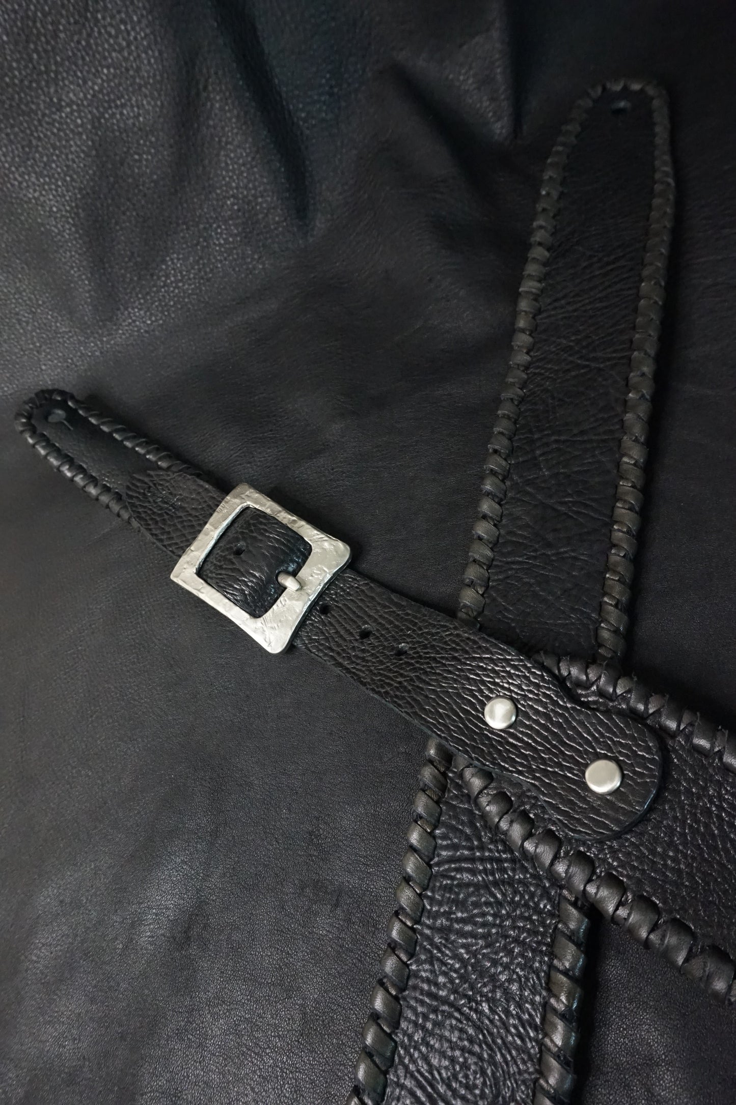 ASHIGARU handmade black leather guitar strap end and whipstitching detail from Japan