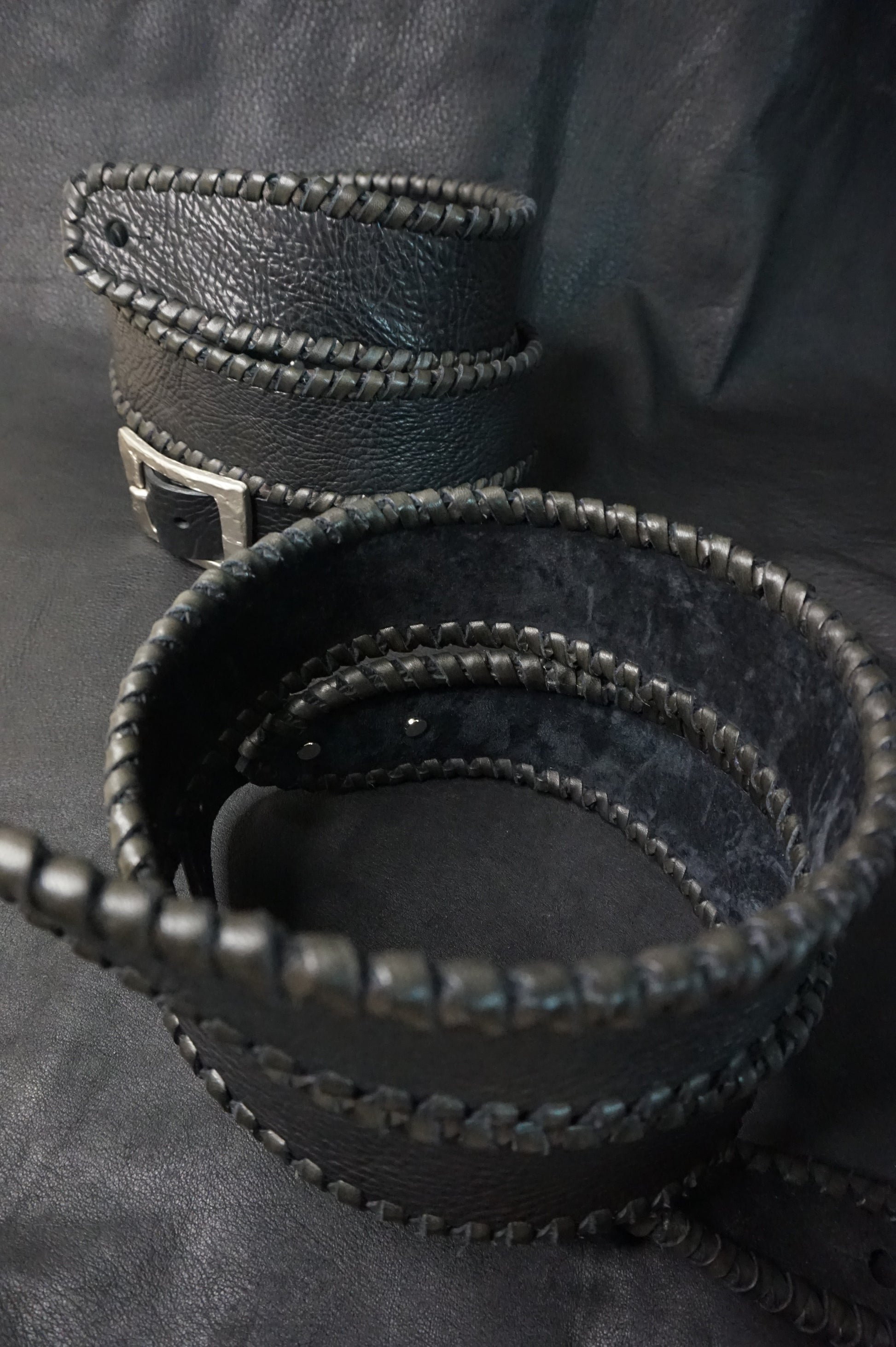 Side view of ASHIGARU black leather guitar strap showing 6cm width