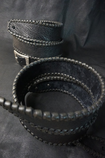 Side view of ASHIGARU black leather guitar strap showing 6cm width