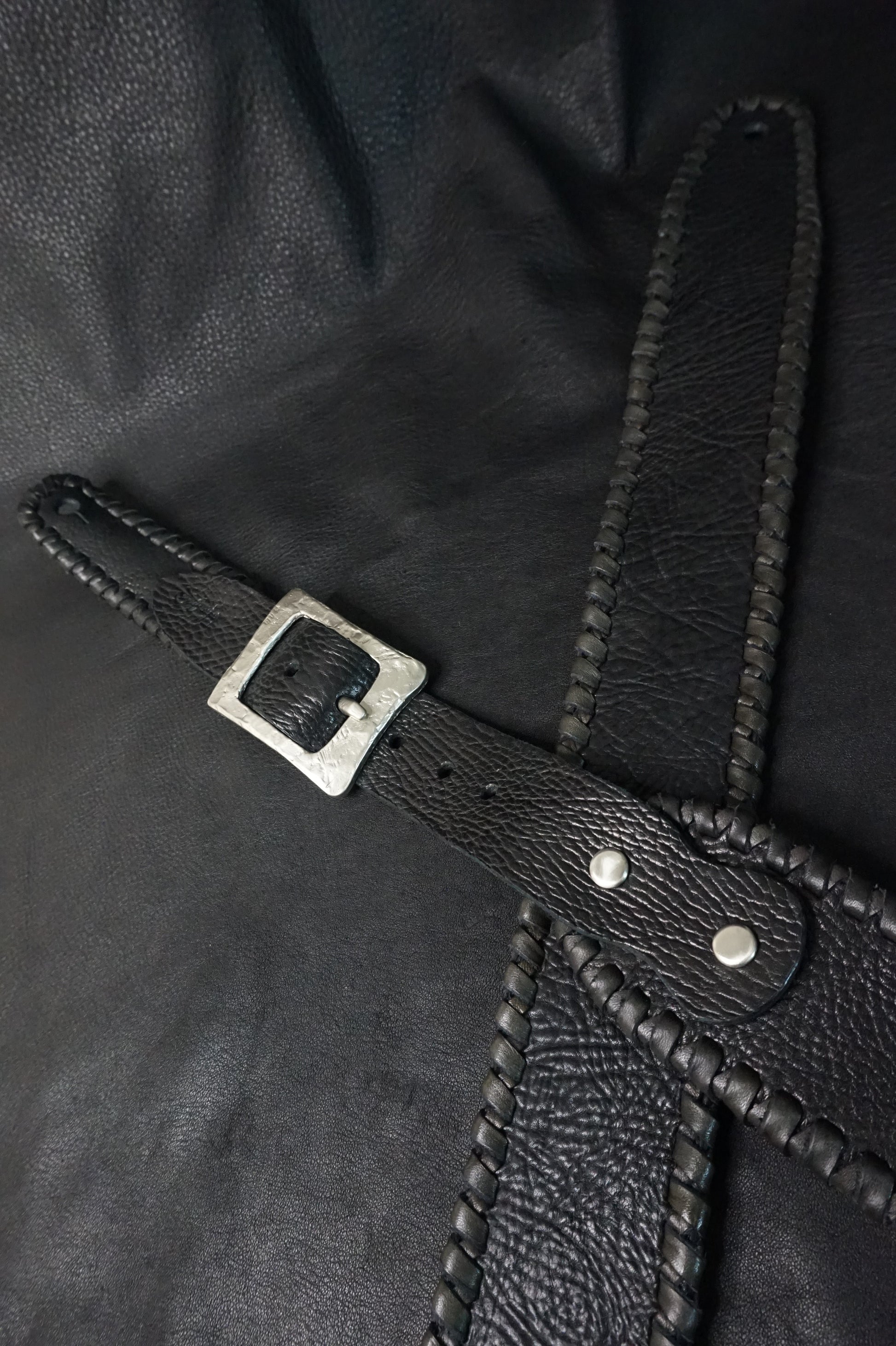 ASHIGARU handmade black leather guitar strap end and whipstitching detail from Japan