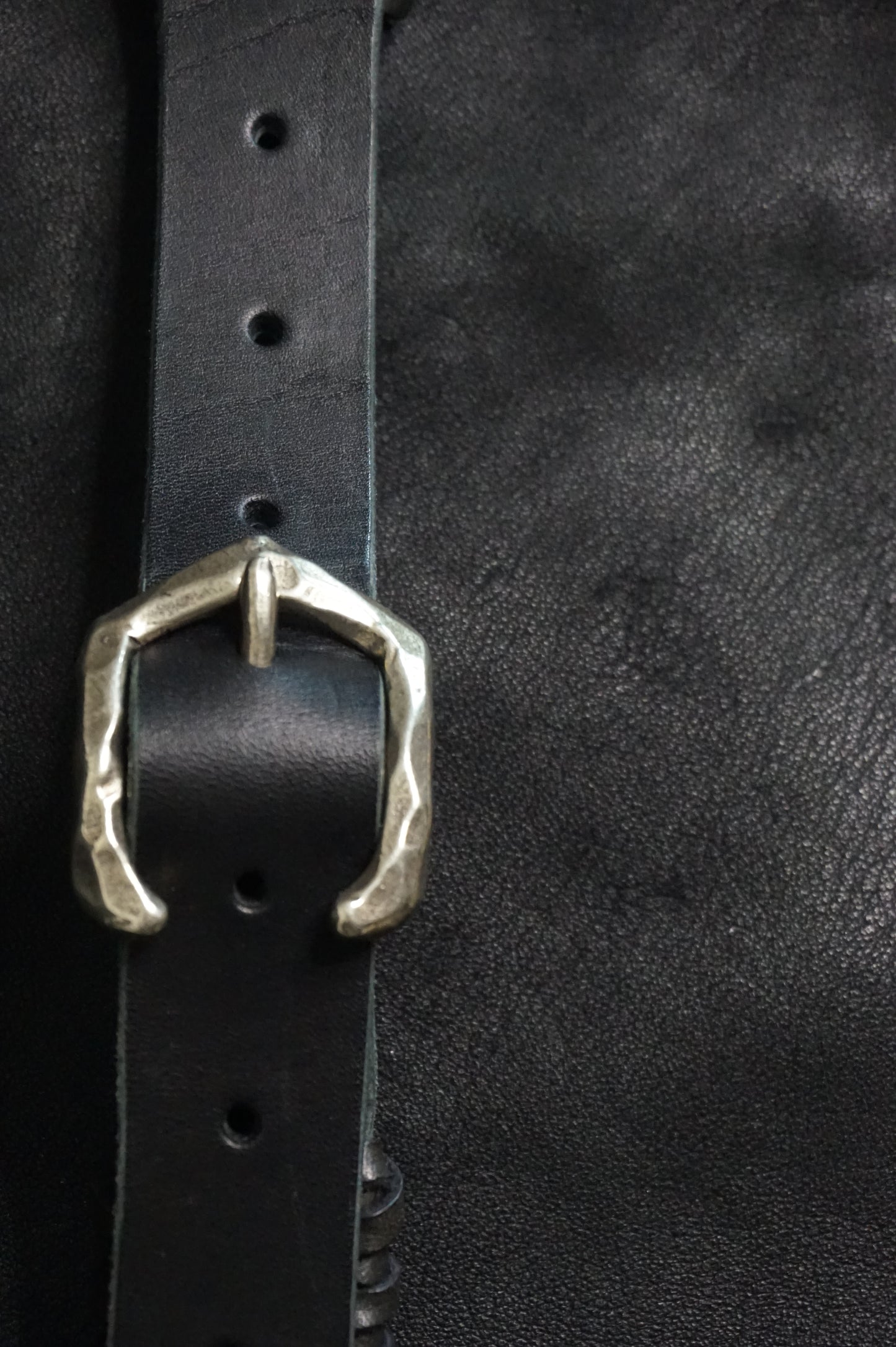 Buckle detail on BLACK RAIDEN handmade leather guitar strap, silver hardware