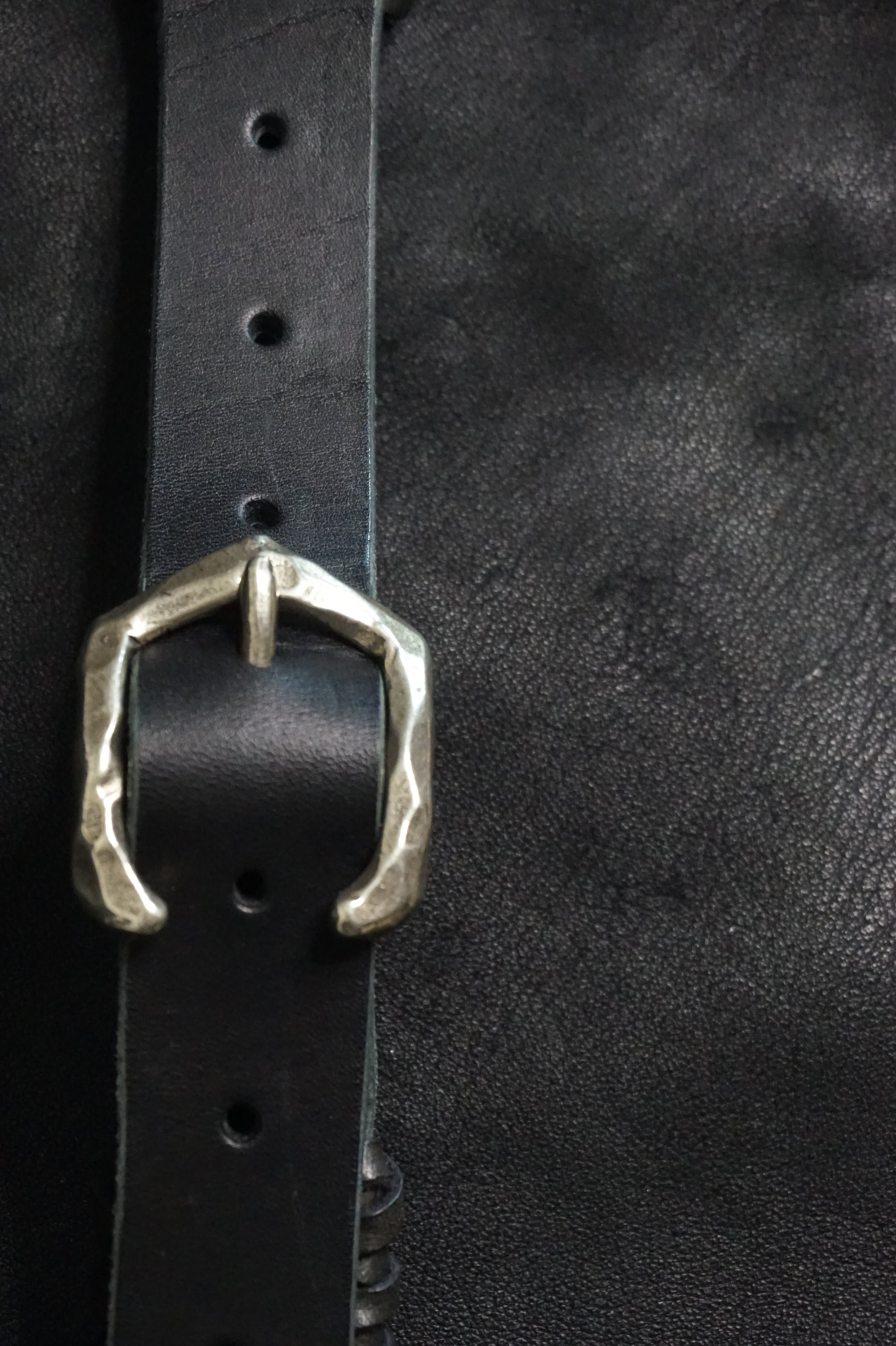 Buckle detail on BLACK RAIDEN handmade leather guitar strap, silver hardware