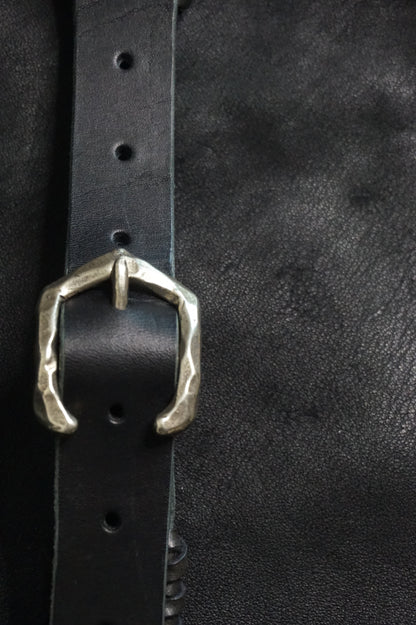 Buckle detail on BLACK RAIDEN handmade leather guitar strap, silver hardware