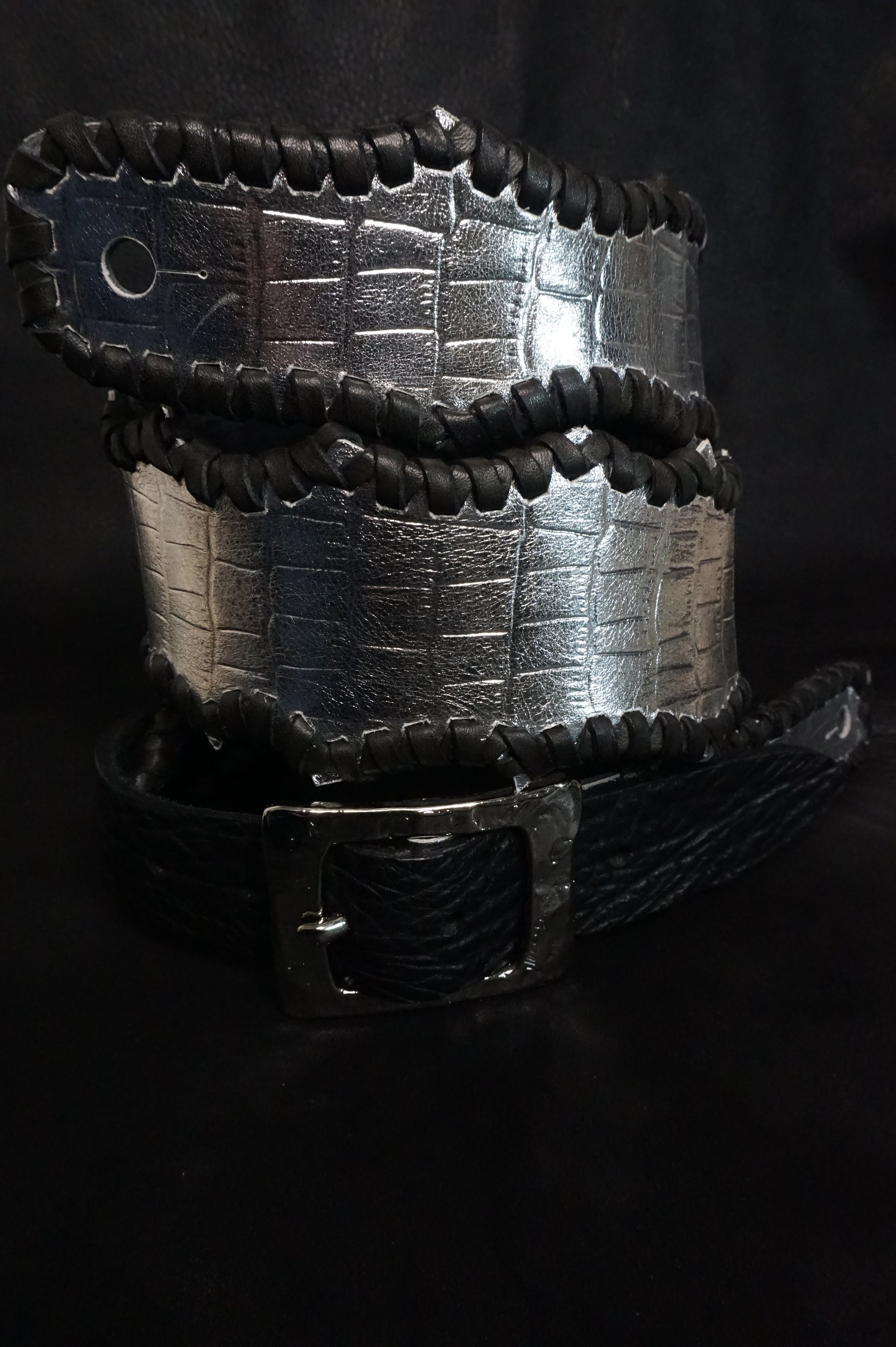HAKU-RYU "白龍" handmade leather guitar strap made in Japan, silver croc-embossed cowhide