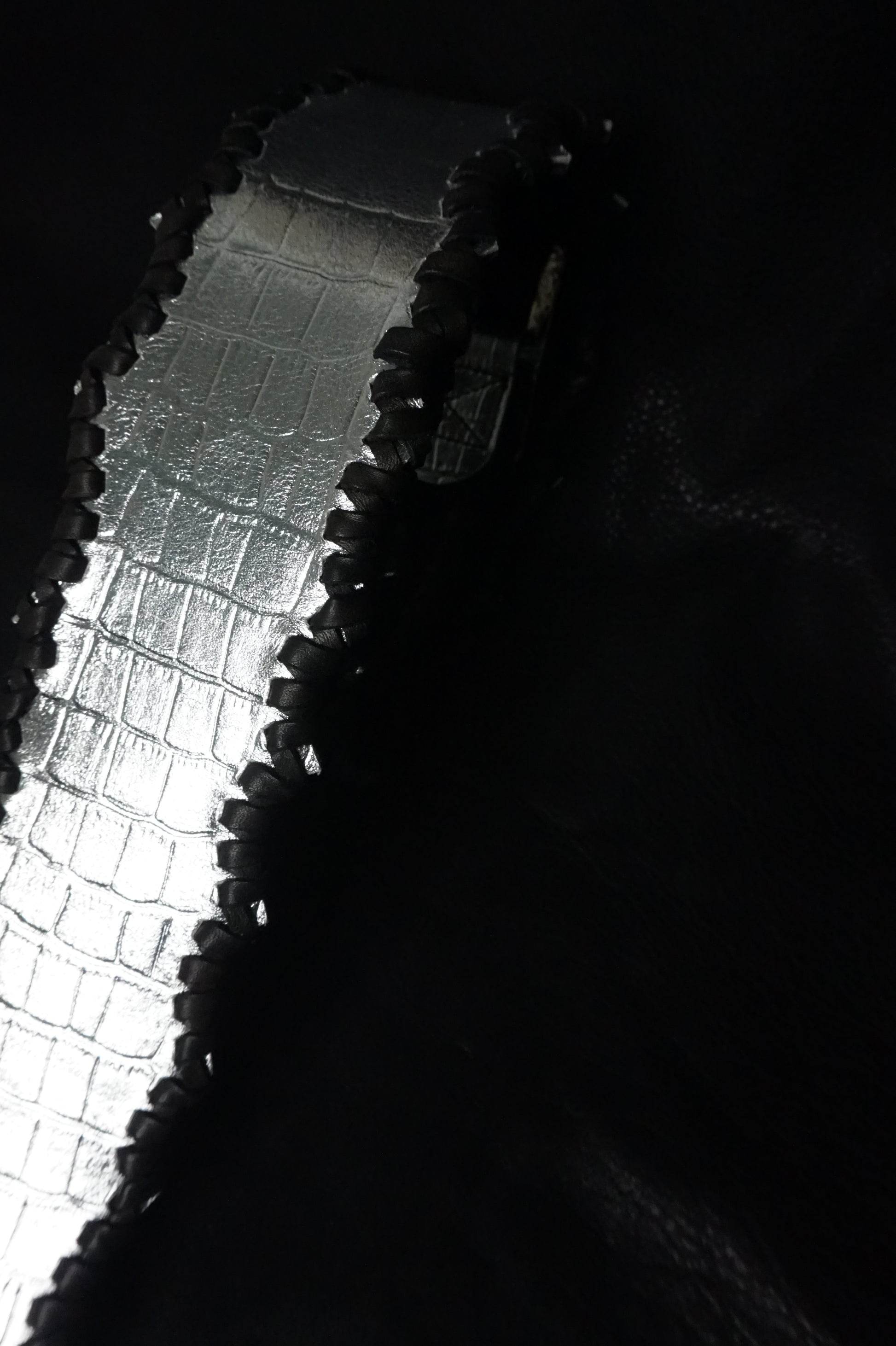 Buckle detail on HAKU-RYU handmade leather guitar strap, silver hardware