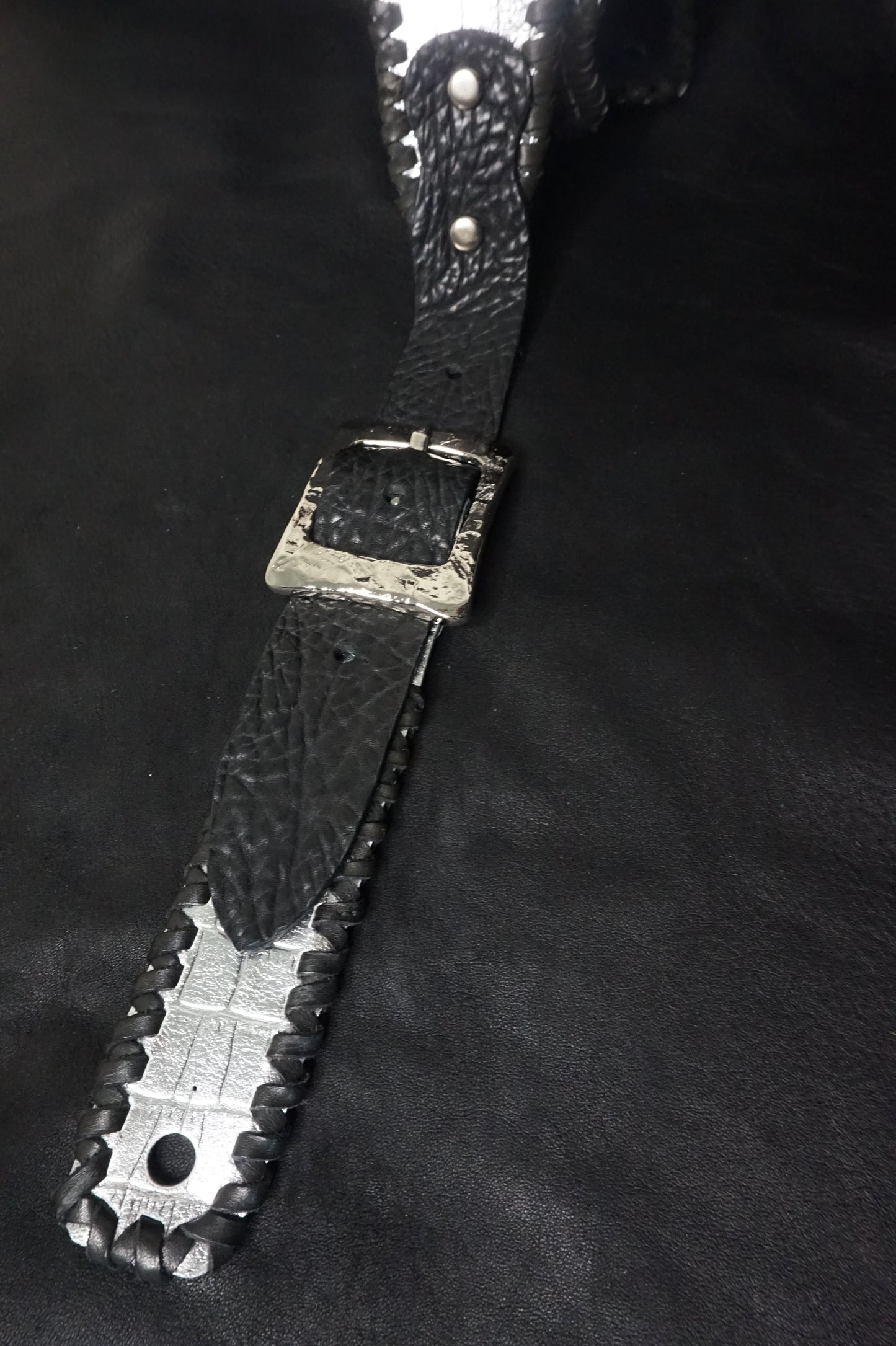 Light reflection on HAKU-RYU silver cowhide leather guitar strap from Japan