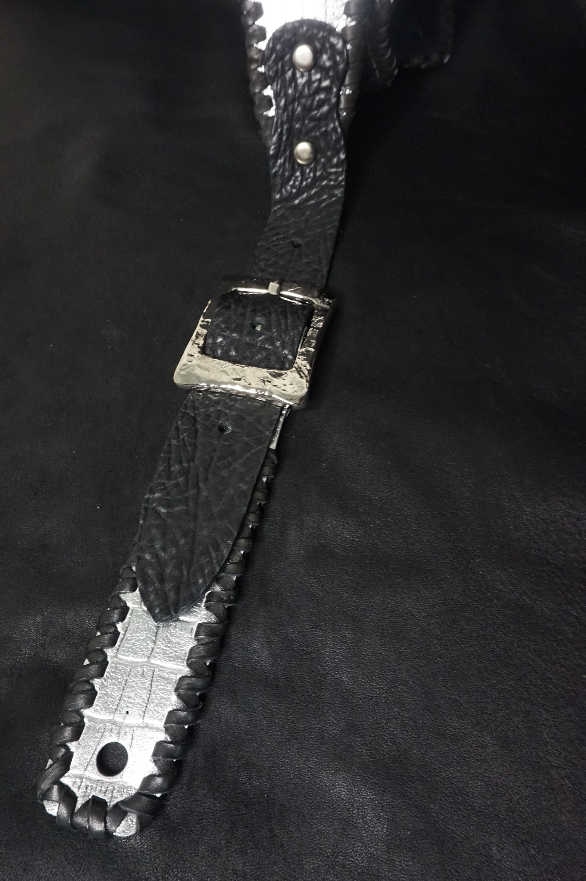 Light reflection on HAKU-RYU silver cowhide leather guitar strap from Japan