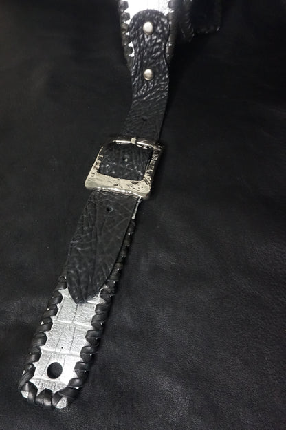 Light reflection on HAKU-RYU silver cowhide leather guitar strap from Japan