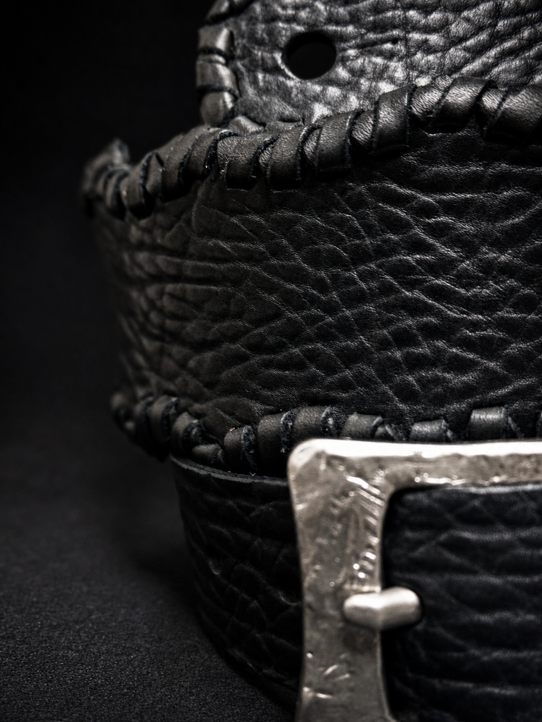 Side view of HINAWA black leather guitar strap showing 8cm width